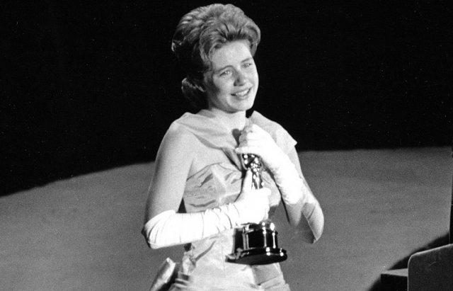 Патти Дьюк завоевала "Оскар" как "Лучшая актриса второго плана" за роль в фильме 1962 года "Сотворившая чудо", возраст - 16 лет. В следующем году актриса стала ведущей своей собственной телевизионной программы "Шоу Патти Дьюк", которое продержалось в эфире три сезона и принесло ей первую номинацию на "Эмми".