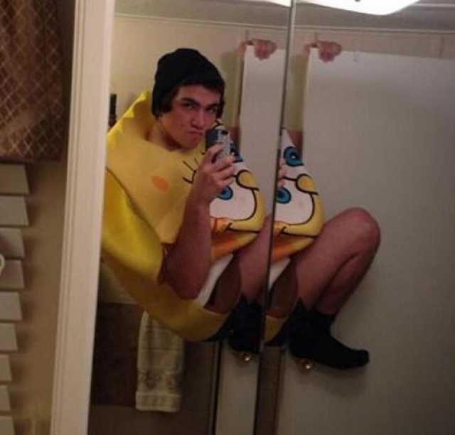 Оскар Рейес решил покорить интернет-публику безумным снимком в ванной. Молодой человек упал, ударившись головой об унитаз.