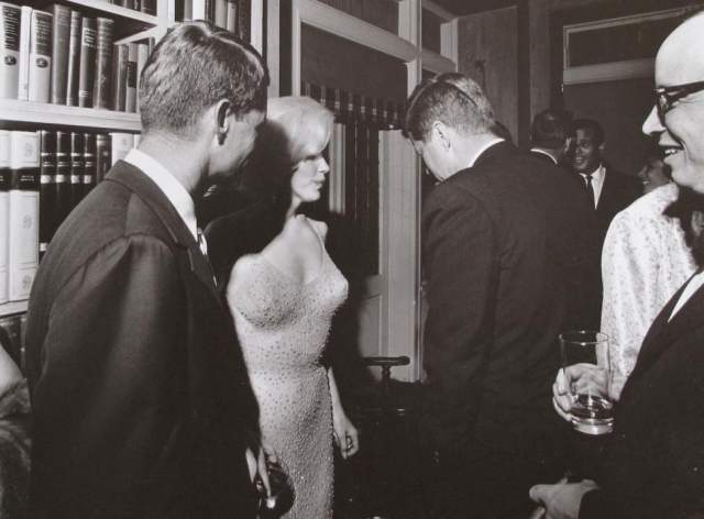 Единственная совместная фотография Мэрилин Монро и Джона Кеннеди была сделана буквально через несколько минут после того, как Монро исполнила свое знаменитое "Хэппи бёздэй, мистер президент" (Happy Birthday Mr. President) по случаю 45-летия Кеннеди в мае 1962 года.