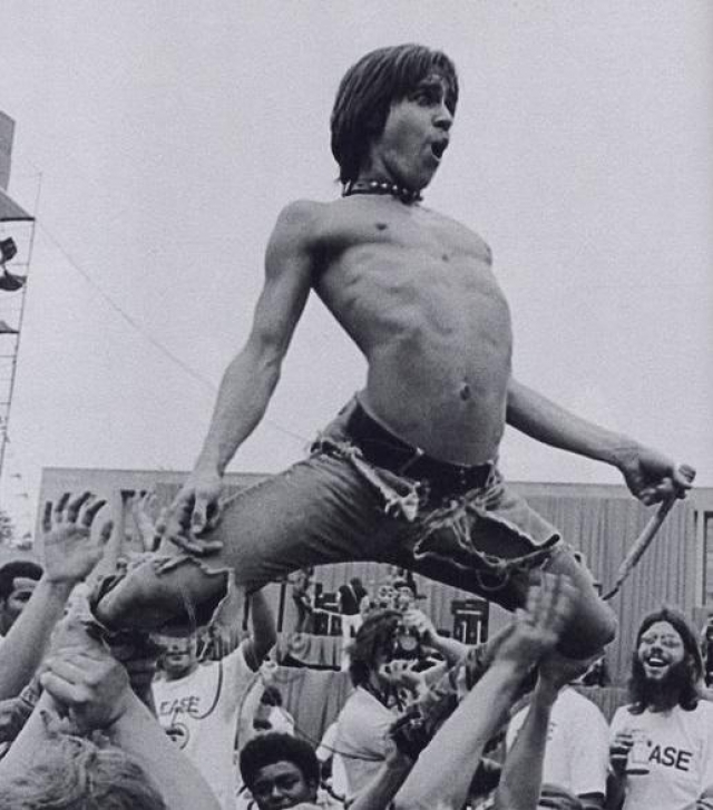 Игги Поп , будучи вокалистом группы The Stooges, изобрел способ привлечения публики, который сейчас является визитной карточкой многих рок-музыкантов – прыжок в толпу.
