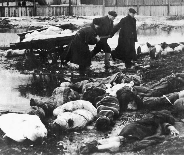 Вывоз трупов с пустыря Волкова кладбища в блокадном Ленинграде. Весна 1942 года.