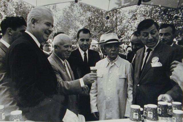Никсон уточнил, что в ассортименте есть и напиток, привезенный из Америки, и напиток, сделанный в Москве. Хрущев сделал глоток из обоих стаканчиков и отметил, что московская "Пепси" намного вкуснее.