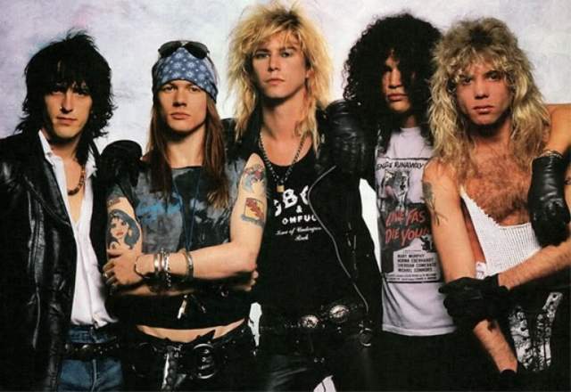 Guns N Roses. Группа представляла собой не только музыкальное открытие, но внешне представляла собой классический рок-н-ролльный коллектив. На них хотели быть похожи парни, ну а девушки мечтали быть с ними.