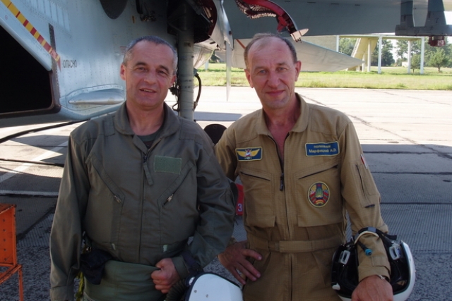 30 августа 2009 года точно такой же героический поступок совершил полковник с той же авиабазы Александ Марфицкий . Он и Александр Журавлевич выполняли демонстрационный полет на истребителе-спарке Су-27УБМ на авиа-шоу в польском городе Радоме.