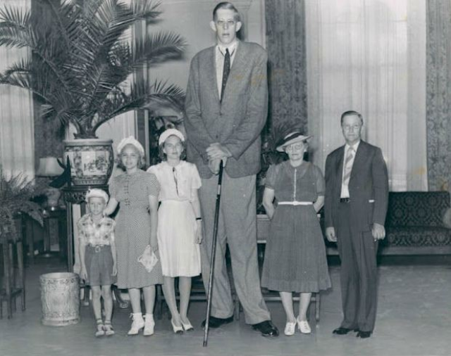Роберт Уодлоу, 1918-1940, США. Рост 2,72 метра.  Американец Роберт Вадлоу – не просто самый высокий человек в мире, а еще и самый высокий член масонской ложи за всю историю организации. Для его посвящения членам ложи пришлось сделать самое большое кольцо в мире. 