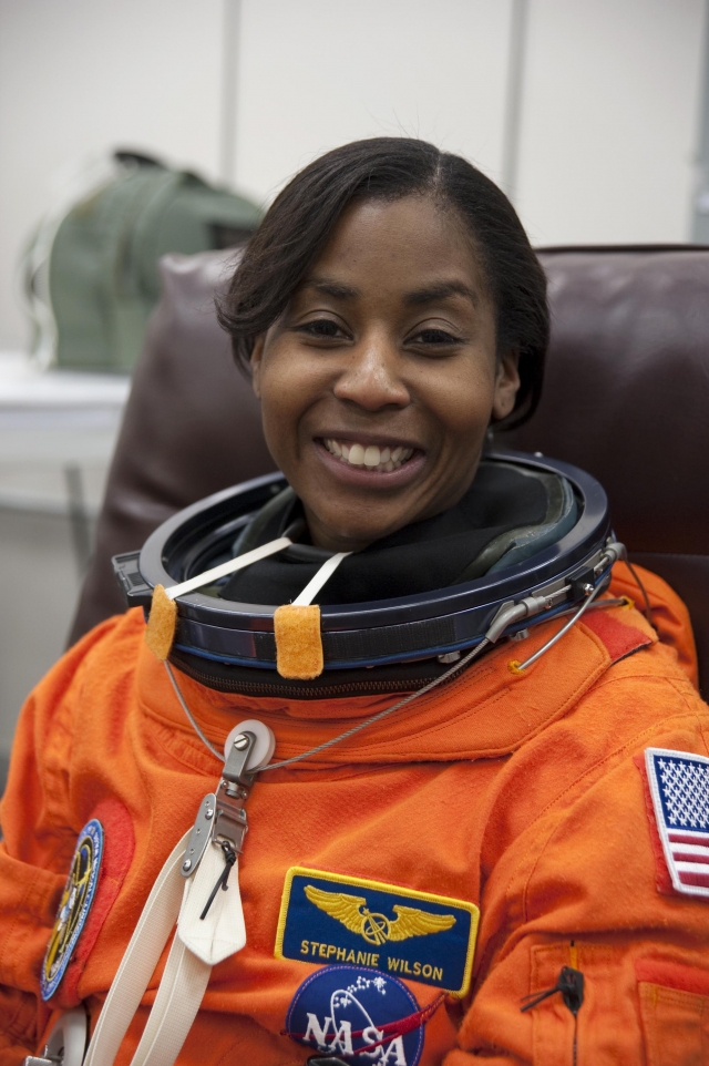 Самая молодая на сегодня космонавтка - Стефани Уилсон . Она родилась 27 сентября 1966 года и на 15 дней моложе Аньюше Ансари.