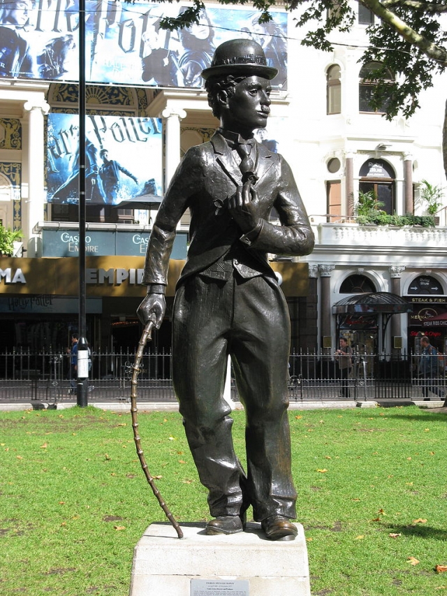 16 апреля 1981 год, в 92 день рождения Чаплина, ему был установлен памятник в Лондоне на Leicester площади по-соседству с памятником Шекспиру.