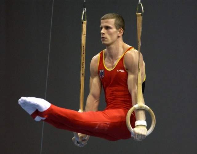 Ронни Зисмер. 15 июля 2004 года немецкий гимнаст претендовал на медаль Олимпиады-2004, но на тренировке он упал и повредил шейный позвонок, из-за чего его руки и ноги сковал паралич.