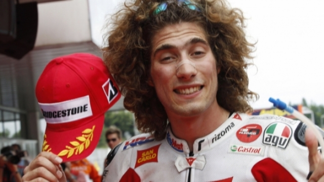 Марко Симончелли (мотоспорт, 25 лет). Итальянский мотогонщик, чемпион мира по мотогонкам в классе 250сс принял участие в роковом заезде 23 октября 2011 года.