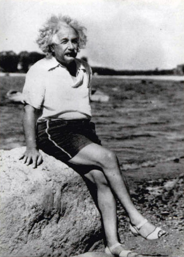 Ученый был ловеласом. В недавно обнародованных письмах Эйнштейна, он упоминает около шести женщин, с которыми он проводил время и от которых получал подарки, когда был женат на Эльзе.