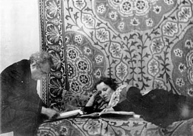 До сих пор точно неизвестно, была ли это банальная бытовая кража или заказное убийство: Райх была не только одной из самых известных актрис своего времени, но также первой женой поэта Сергея Есенина.