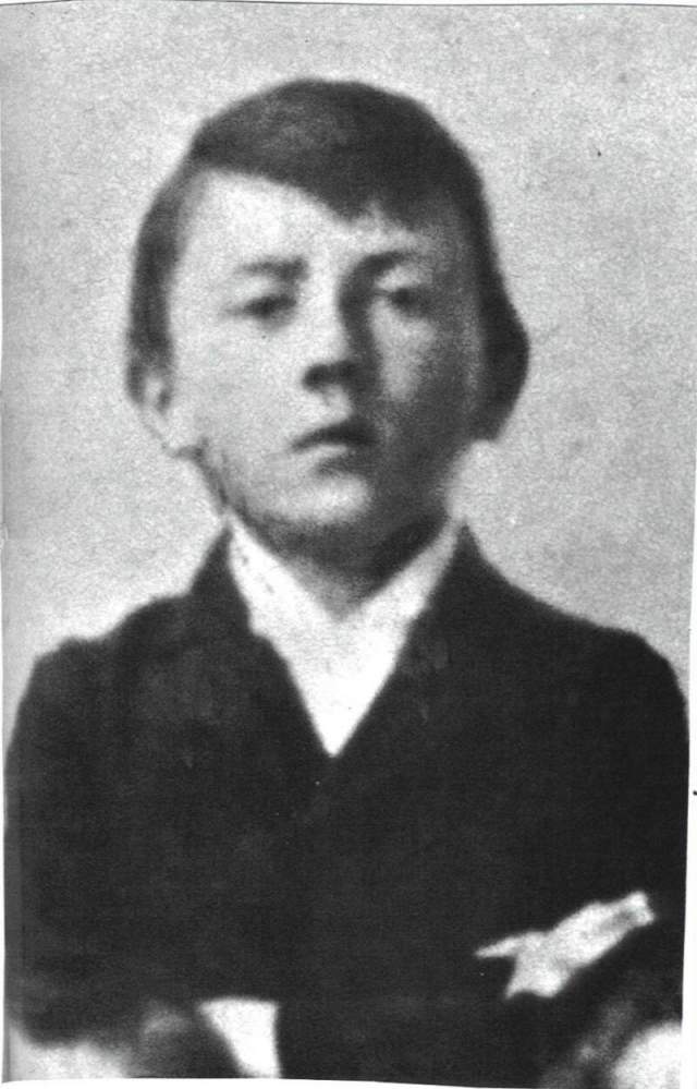 Совсем безусым Гитлер был лишь в подростковом возрасте и выглядел вот так.