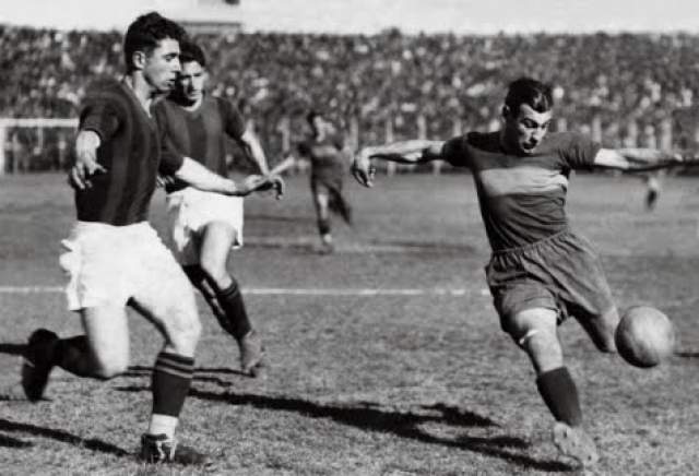 В матче ЧМ Уругвая против Чили Варальо повредил колено и не принимал участие в полуфинале, но к финалу вернулся на поле, чтобы сразиться с Аргентиной. Уругвай стал чемпионом мира, обыграв соперника со счетом 4:2.
