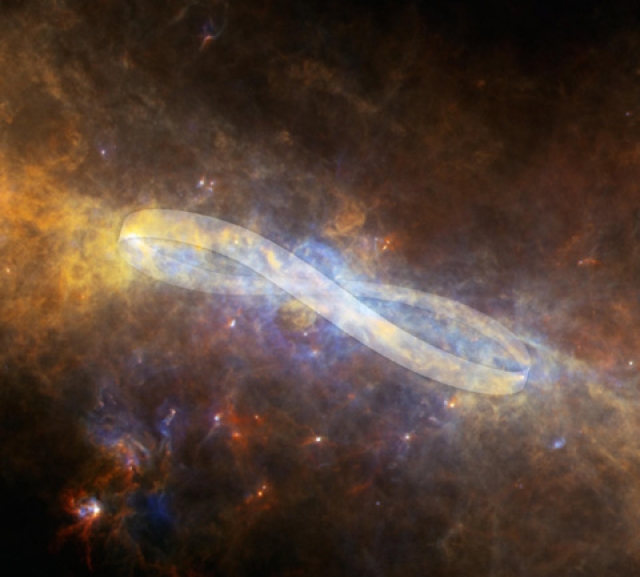 Знак “бесконечность” в космосе. В центральной части Млечного Пути можно заметить газопылевую структуру в форме скрученной петли, протяженность которой составляет около 600 световых лет.