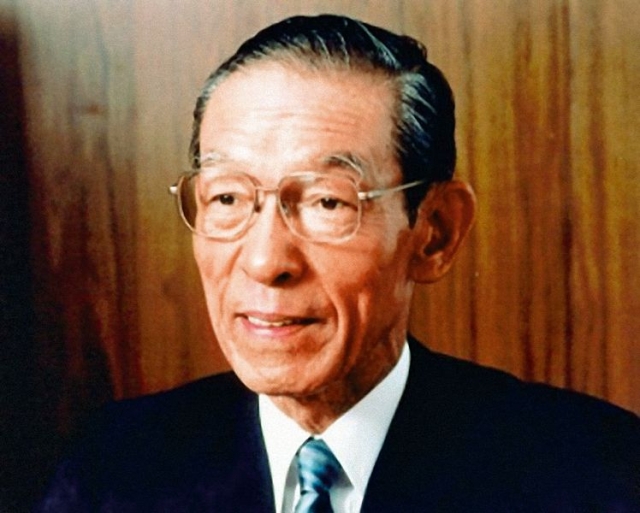 Casio. Компания названа в честь основателя компнии Касио Тадао (Kashio Tadao). Корпорация основана в апреле 1946 года в Токио.