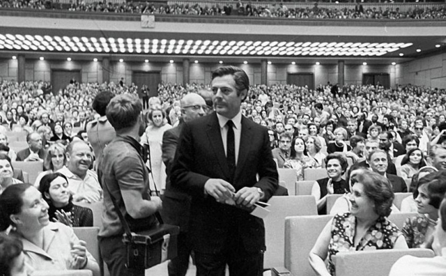 Марчелло Мастрояни , 1969. На фото итальянский актер среди зрителей Московского кинофестиваля.