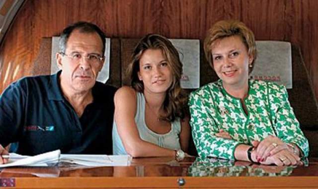 Они женаты более 40 лет, по специальности Мария учитель русского языка и литературы. Их дочь Екатерина вышла замуж за сына фармацевтического магната, Александра Винокурова, и у них уже родились двое детей.