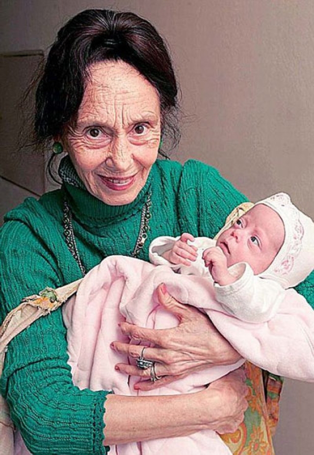 В январе 2005 Адриана Ллиеску в 60 лет родила здоровую девочку посредством кесарева сечения.