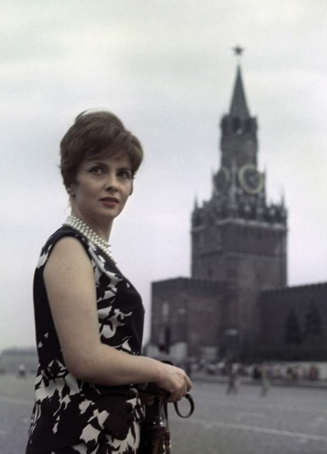Итальянская киноактриса Джина Лоллобриджида на площади Соборов в Кремле, 1961 год