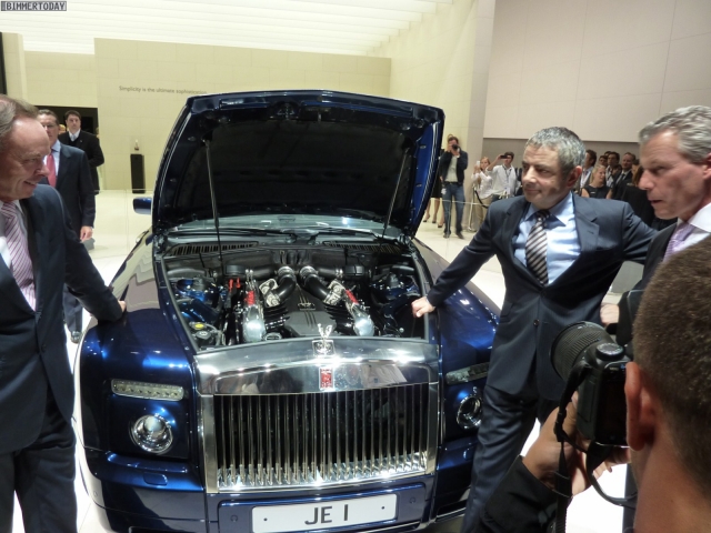 Роуэн Аткинсон. "Мистер Бин" известен своей богатой коллекцией автомобилей, среди которых есть, конечно же, Phantom Rolls-Royce.