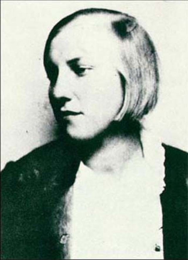 В 1927 году, когда Пикассо было 46 лет, он сбежал от Ольги к 17-летней Марии-Терезе Вальтер, с которой уже некоторое время крутил тайный роман.