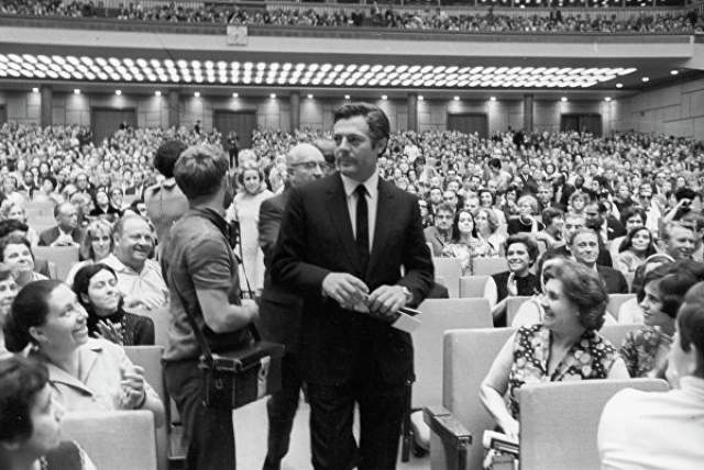 Марчелло Мастрояни среди зрителей Московского кинофестиваля, 1969 год.