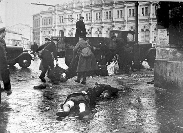Убитых и раненых после артобстрела грузят в машины на площади Восстания. 1941 год.