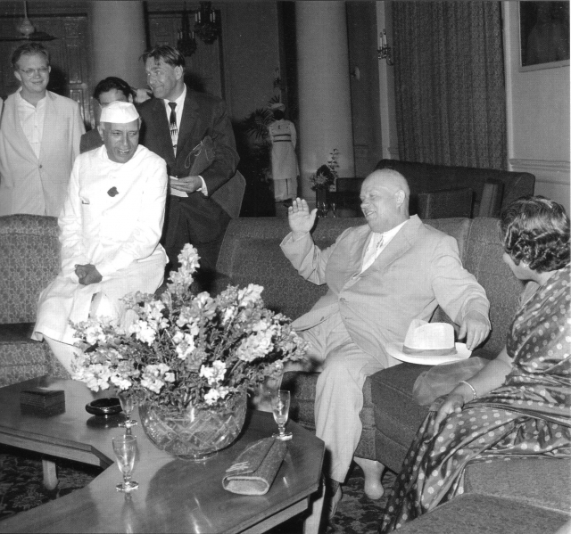 Н. С. Хрущев и Джавахарлал Неру в Индии, Дели. Для индийских коллег уже поведение Хрущева казалось слишком уж раскрепощенным.