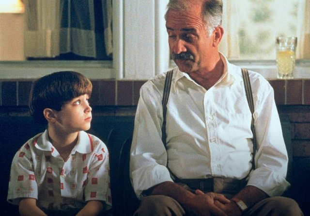 Уже через год Элайджа играет сына Эйдена Куинна в фильме Барри Левинсона "Авалон".