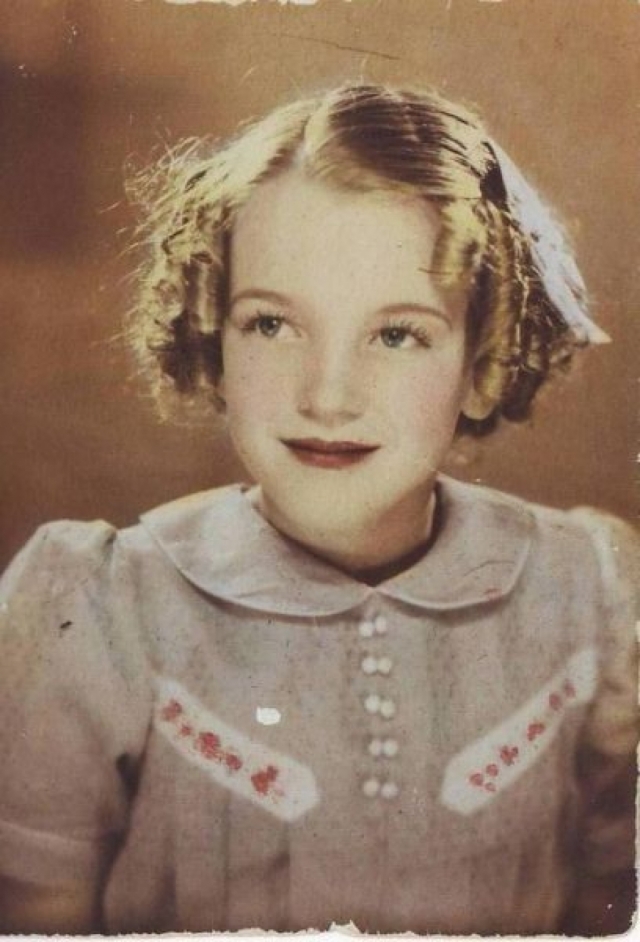 Заботиться о бедняжке Норме стала подруга Глэдис, бездетная Грейс Макки. Грейс любила и восхищалась девочкой, она хотела чтобы и у нее была такая дочь. В 1935 году женщина оформила опекунство над будущей знаменитостью.