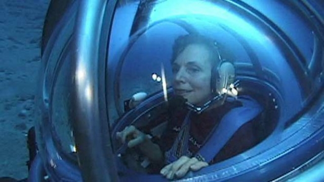 Доктор Сильвия Эрл становится первой человеком в мире, погрузившейся на глубину 1250 футов. В 1979 году она руководила женской командой ученых в эксперименте по изучению подводной жизни, на две недели погрузившись на борту капсулы в Карибское море.
