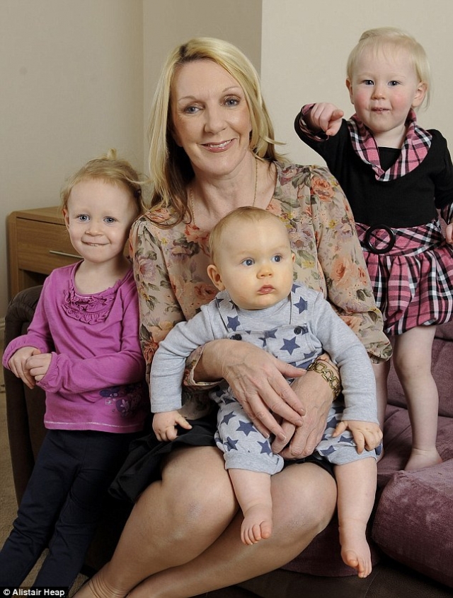 К моменту рождения ребенка в 2011 году у Дебби уже было двое сыновей и две внучки (на фото) , а дочь трагически погибла незадолго до своего 18-летия.