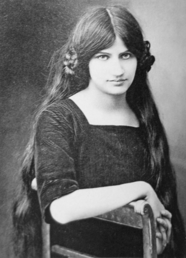В апреле 1917 Модильяни повстречал девятнадцатилетнюю Жанну Эбютерн, которая стала основной моделью художника и его женой. Вместе они влачили нищенское существование. Модильяни постоянно пил, несмотря на рождение ребенка.