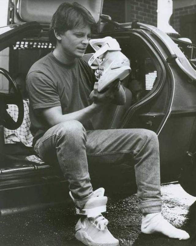 Майкл Дж. Фокус рассматривает кроссовки "из будущего" Nike MAG на сьемках фильма "Назад в будущее 2", 1989 год 