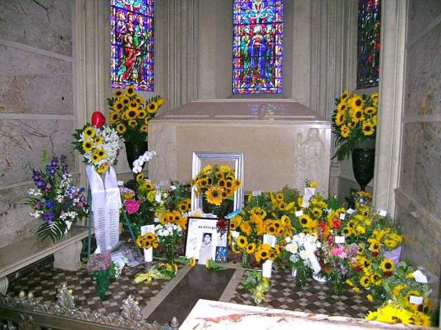 Майкл Джексон. Останки поп-короля хранятся в безымянном склепе на знаменитом кладбище Forest Lawn в Калифорнии. Хотя он наполнен цветами и другими подарками от поклонников, склеп закрыт от посетителей и постоянно охраняется.