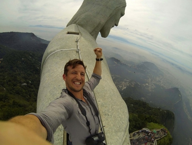 Британский фотограф Ли Томпсон получил разрешение взобраться на знаменитую статую Иисуса Христа в Рио-де-Жанейро.