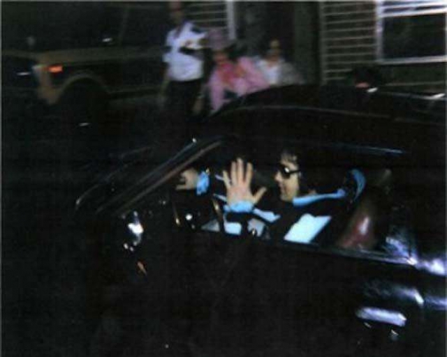 Возвращение Элвиса Пресли в поместье Грейсленд 16 августа 1977 года, после посещения стоматолога. Этой ночью легенды не станет.