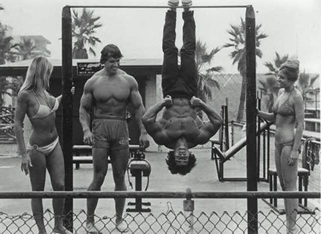 Арнольд тренируется на знаменитых уличных тренажерах на пляже Венис (Лос-Анджелес, Калифорния). Так называемый Muscle Beach.