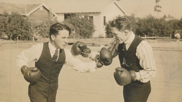 Любимым видом спорта Чаплина был бокс, а любимым танцем - танго. В фильме "Огни большого города" он "совместил" бой на ринге с танго.