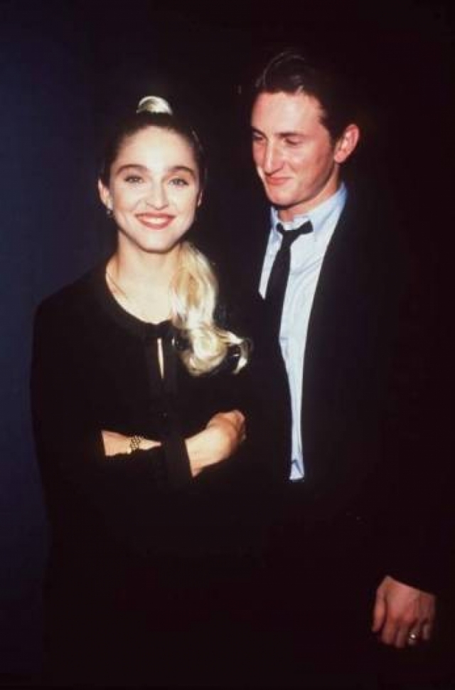 Мадонна. В 1985 году певица встретила актера Шона Пенна и влюбилась с первого взгляда. В том же 1985 году пара поженилась.