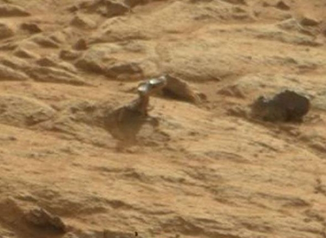 В 2013 Curiosity снял "дверную ручку" или "металлический молоток".