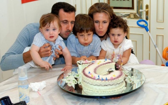 После встречи с Башаром Асадом Асма оставила офис крупного банка в Нью-Йорке и переехала на историческую родину. Пара вместе уже 16 лет, у супругов трое детей.