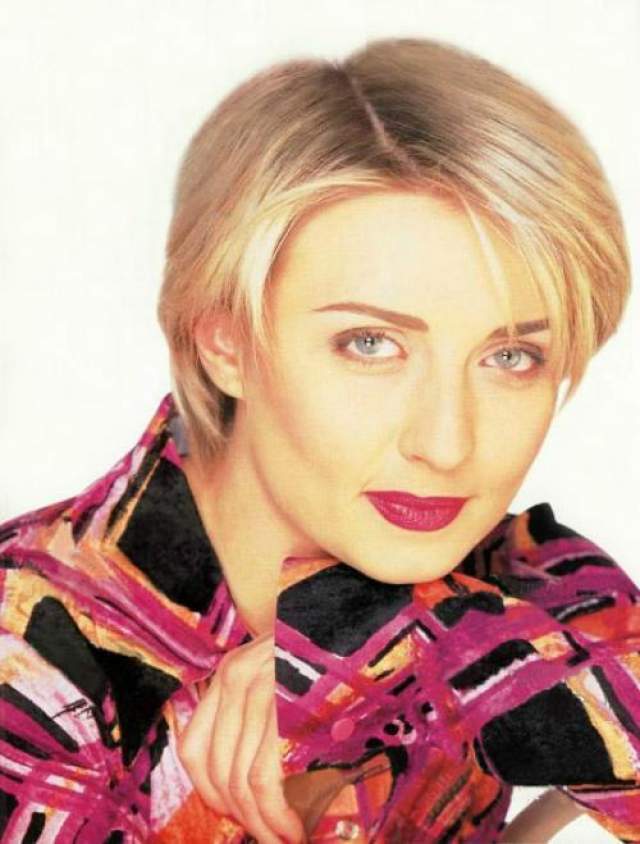 Татьяна Овсиенко Овсиенко начала карьеру в конце 80-х годов, придя в сверхпопулярную группу "Мираж". В ее репертуаре такие хиты, как "За розовым морем", "Школьная пора", "Капитан" и многие другие. 