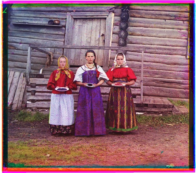 Уникальная фотография крестьянских девушек.