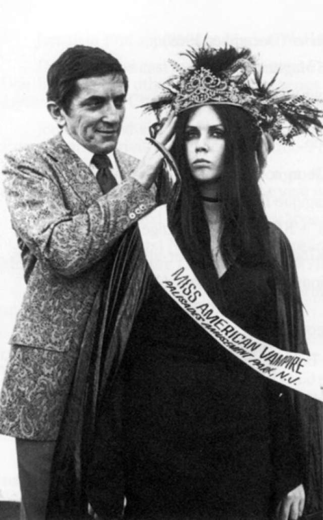 Джонатан Фрайд, мисс американский вампир - 1970. Этот конкурс был проведен для рекламы фильма "Дом темных теней". Победительницу награждает Джонатан Фрайд, который сыграл в фильме роль главного вампира Барнаба Коллинза. 