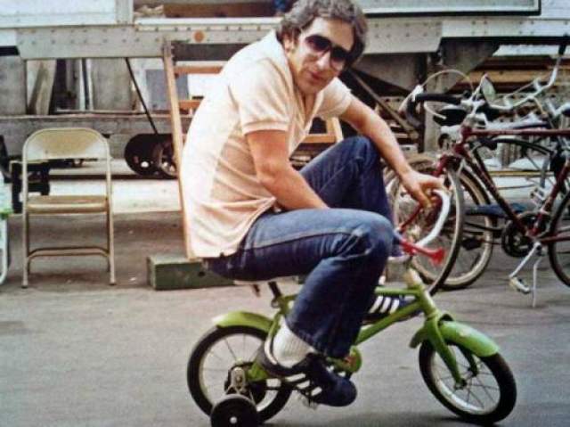 Стивен Спилберг катается на детском велосипеде по павильону MGM во время съемок фильма "Полтергейст", 1981 год 