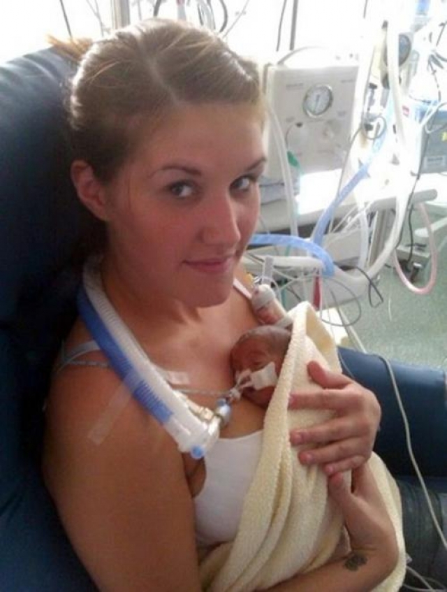 “Воскресшие” из мертвых. Жительнице Уэльса Алекс Джонс на 6 месяце беременности врачи сообщили, что у ее ребенка уже несколько недель не бьется сердце. После очередного медицинского осмотра было принято решение провести 21-летней Алекс принудительные роды.