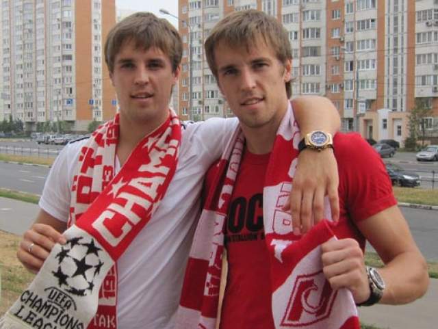 В 2010 году "Спартак" отдал 10 млн евро за близнецов. По воле случая, Дмитрий показал тогда более мощный старт, чем его брат, у которого была травма. Тогда карьера Комбаровых и пошла в разные стороны.