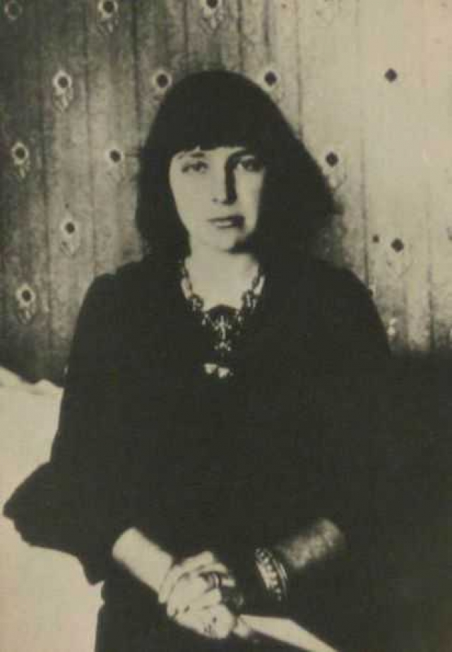 В 1914 году Парнок встретила Марину Цветаеву, с которой их сразу связало взаимное чувство. Их роман продолжался около двух лет, в начале 1916 года они расстались, "ушла" София.