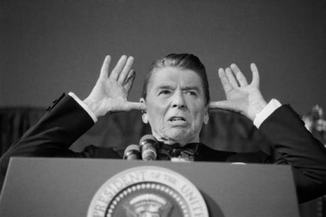 В 1981 году при выходе из гостиницы "Хилтон" в Вашингтоне, где Рейган выступал с речью, некий Джон Хинкли-младший выступил из толпы и за три секунды выпустил шесть пуль, буквально скосив троих сопровождавших Рейгана. 